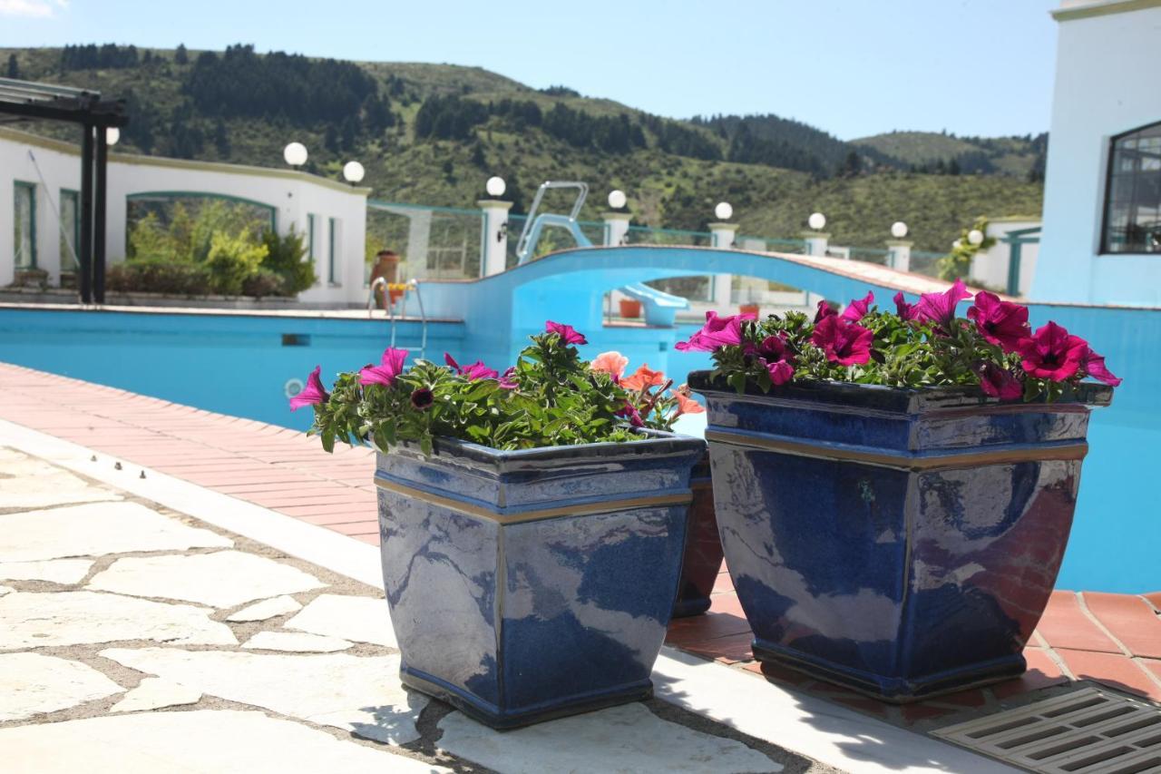 Hotel Spa Montana Karpeníszi Kültér fotó