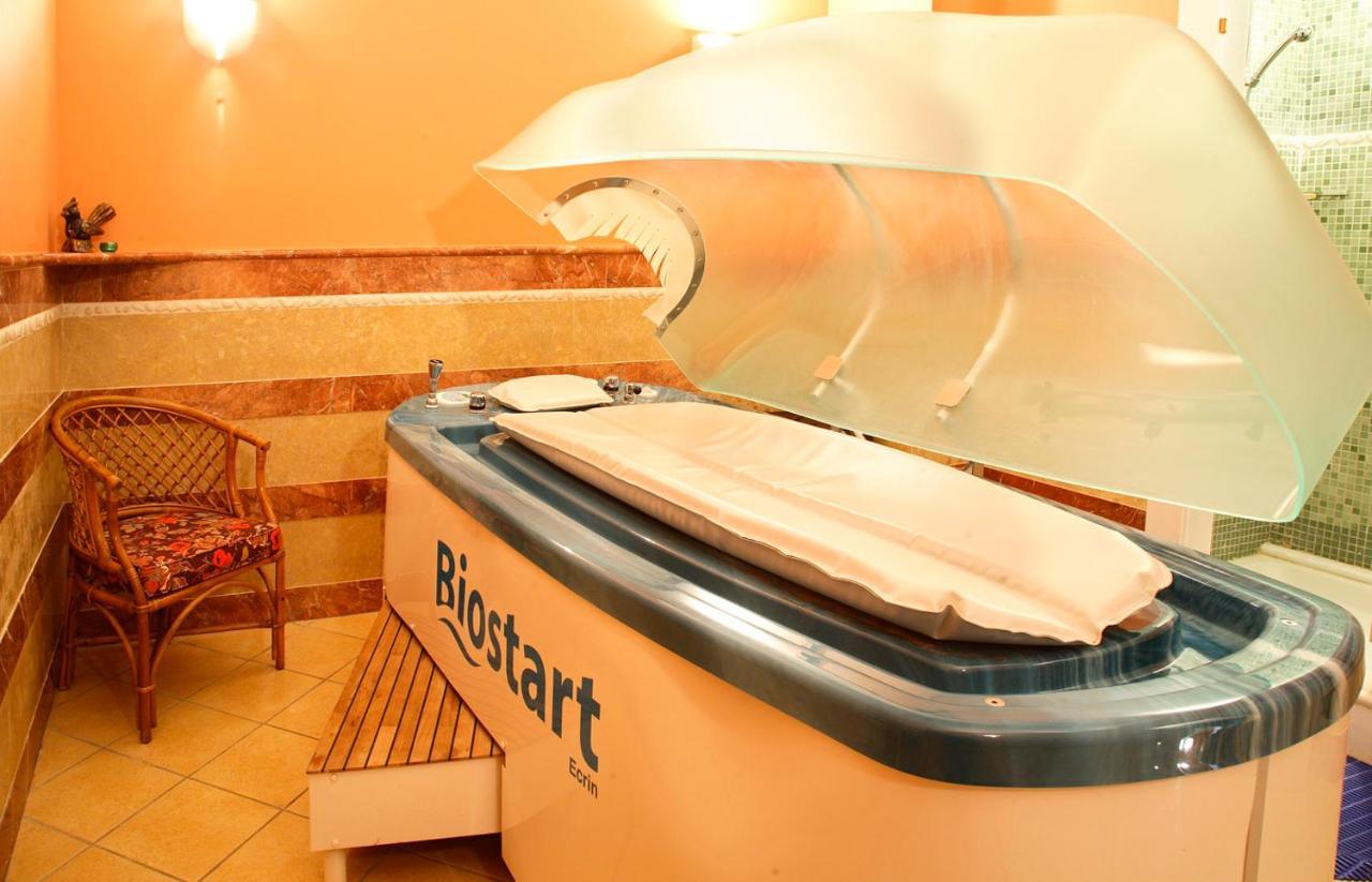Hotel Spa Montana Karpeníszi Kültér fotó