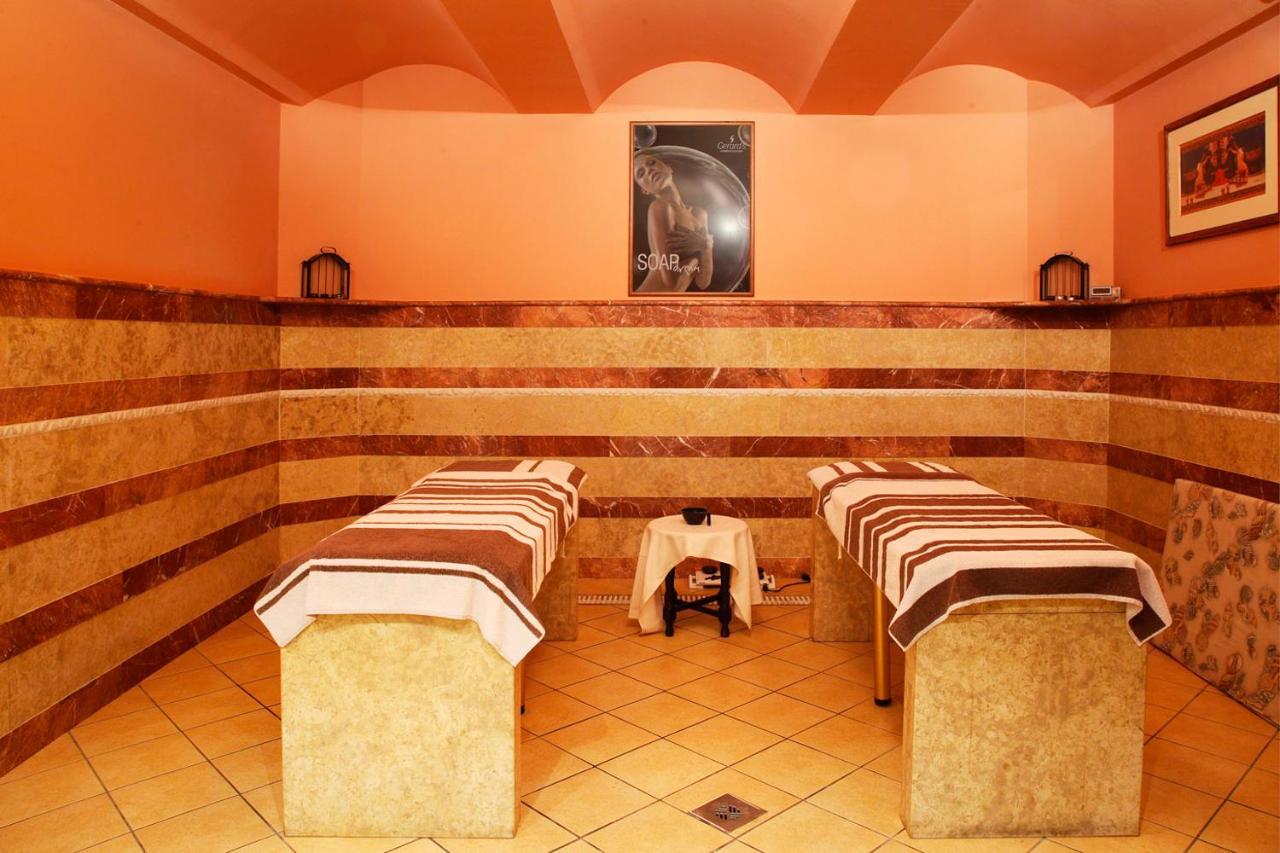 Hotel Spa Montana Karpeníszi Kültér fotó