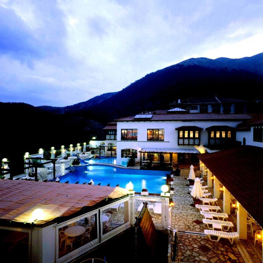 Hotel Spa Montana Karpeníszi Kültér fotó