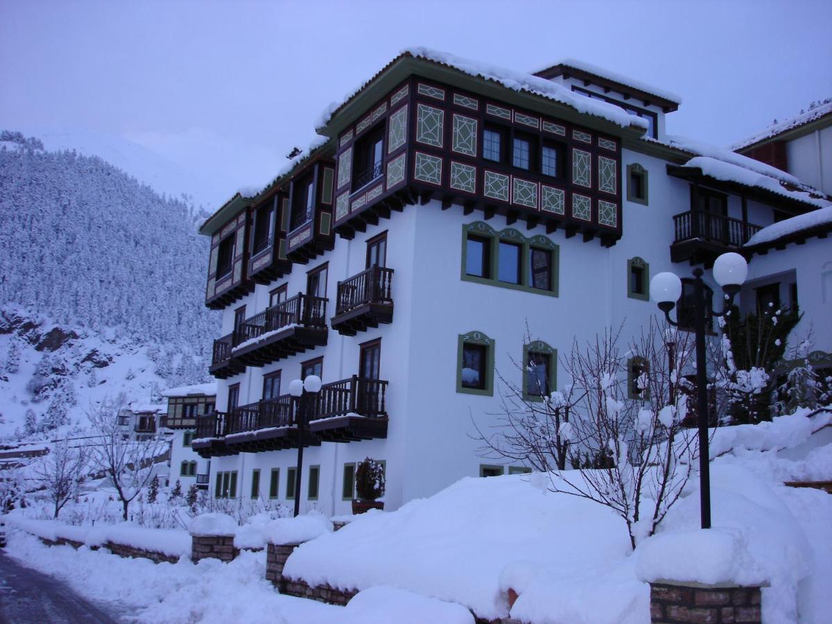 Hotel Spa Montana Karpeníszi Kültér fotó
