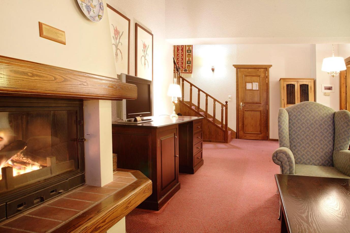 Hotel Spa Montana Karpeníszi Kültér fotó