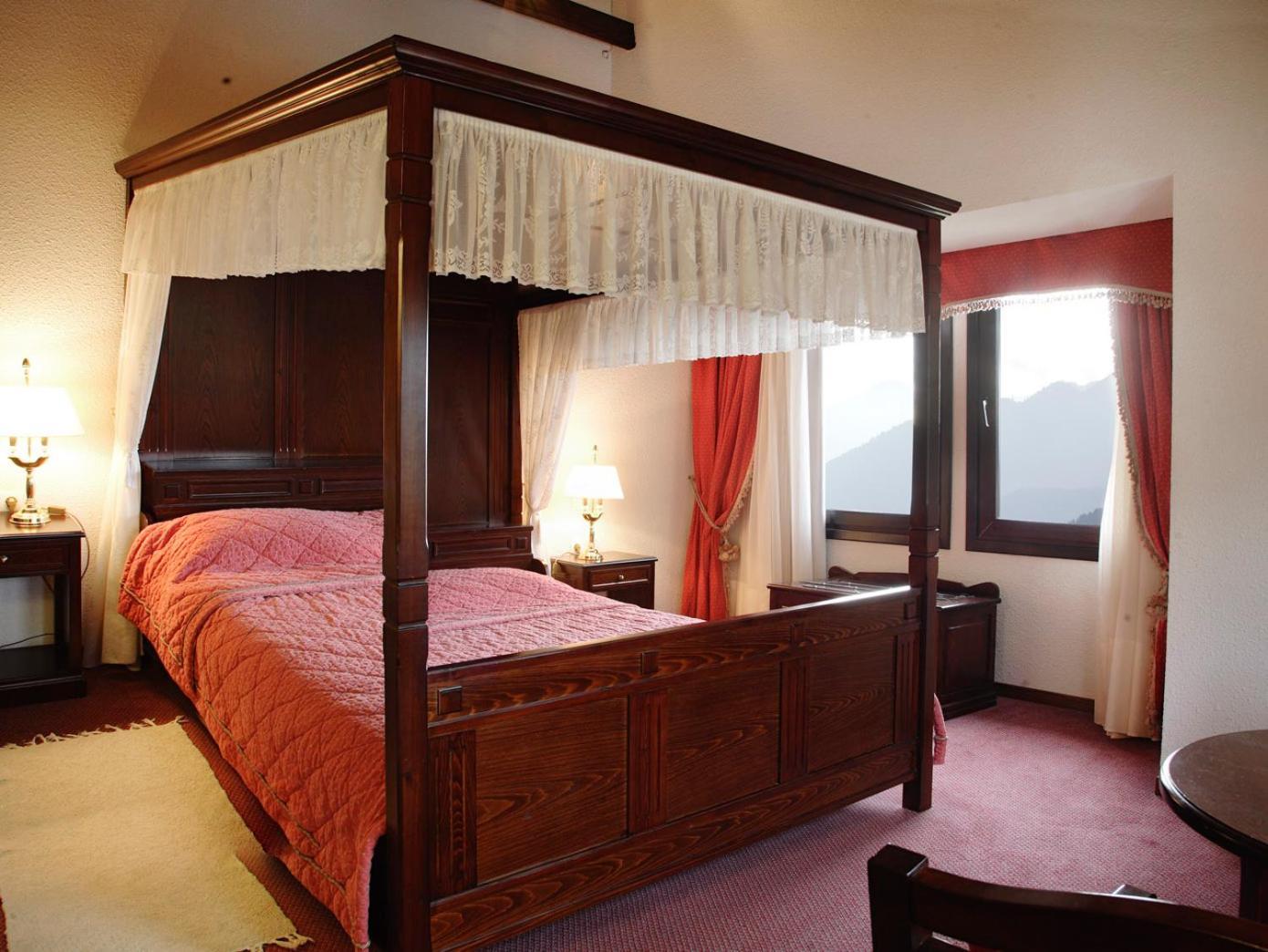 Hotel Spa Montana Karpeníszi Kültér fotó