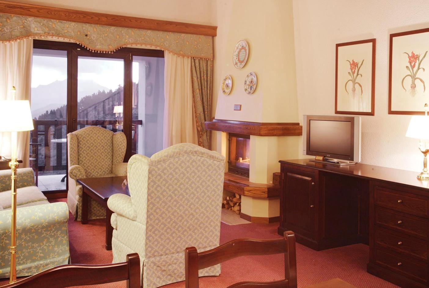Hotel Spa Montana Karpeníszi Kültér fotó