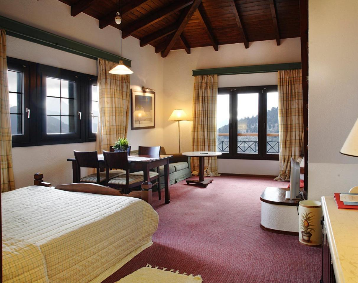 Hotel Spa Montana Karpeníszi Kültér fotó